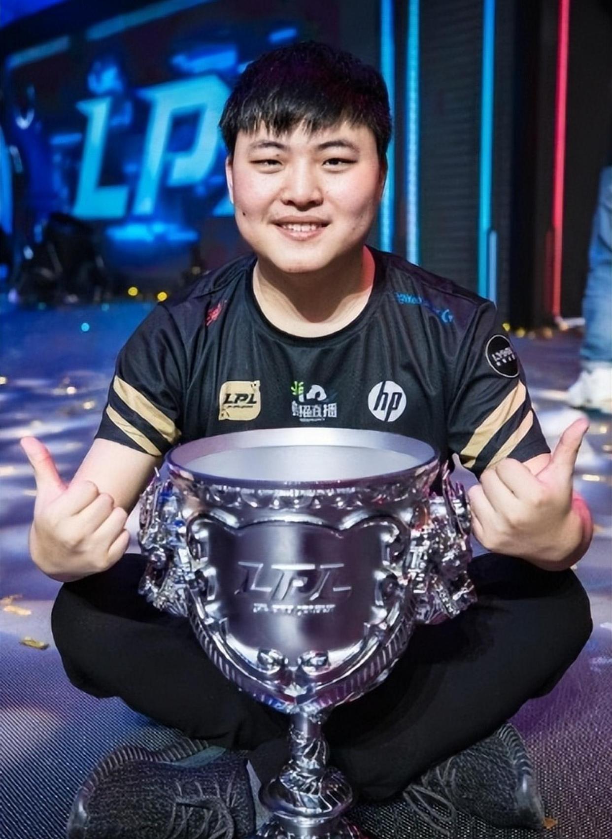 关于Uzi回归赛场,精彩发挥首场状态亮眼,DWG观众沸腾!的信息 关于Uzi回归赛场,精彩发挥首场状态亮眼,DWG观众沸腾!的信息