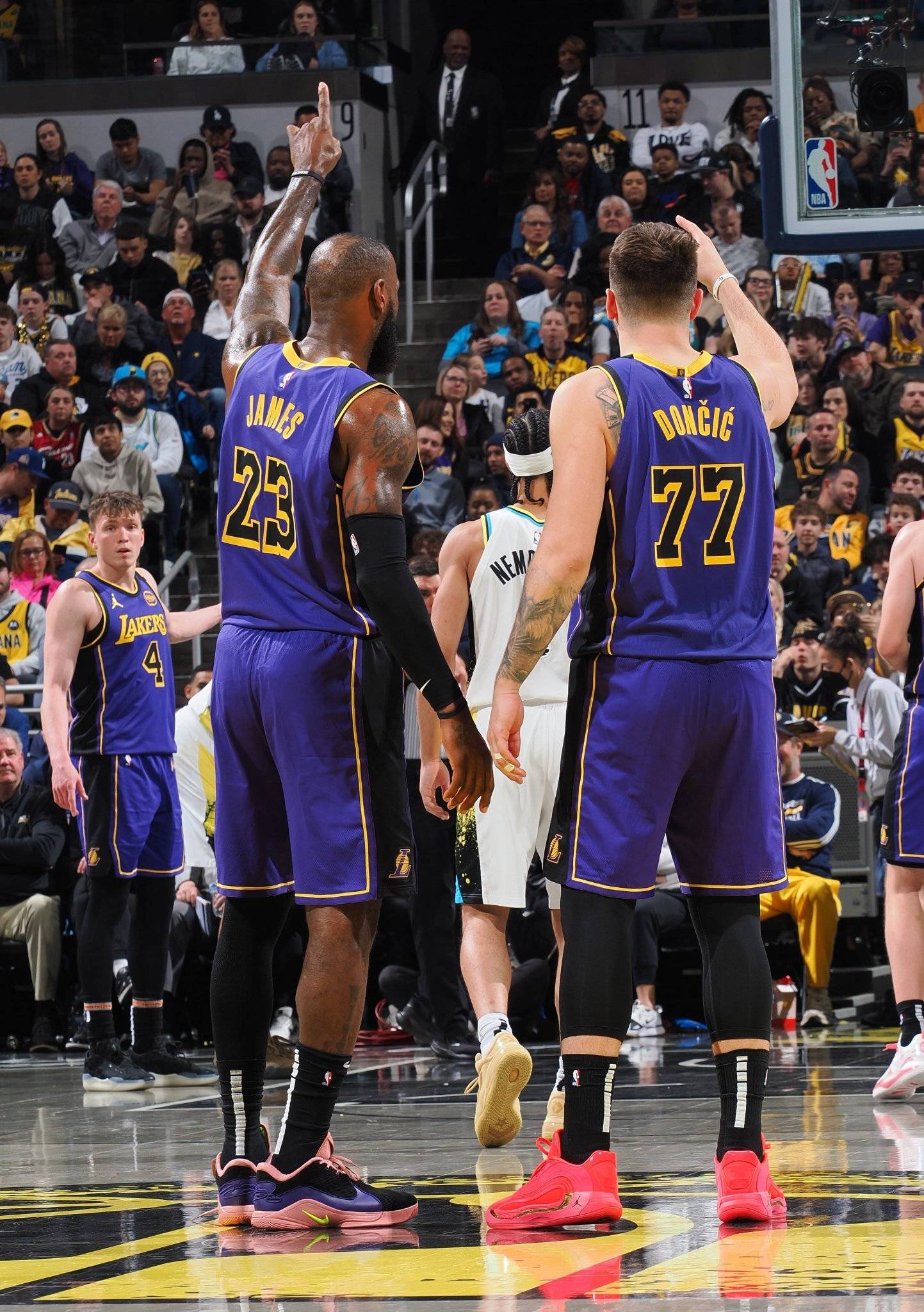 爱游戏体育-包含詹姆斯回归赛场，出色防守首场状态亮眼，湖人观众沸腾！的词条